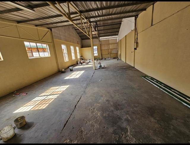 114M² WAREHOUSE TO LET IN NEW ERA