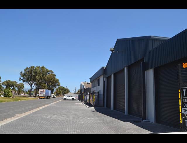 1,770M² WAREHOUSE TO LET IN BEACONVALE