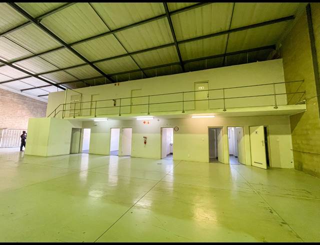 1,117M² WAREHOUSE TO LET IN BRIARDENE