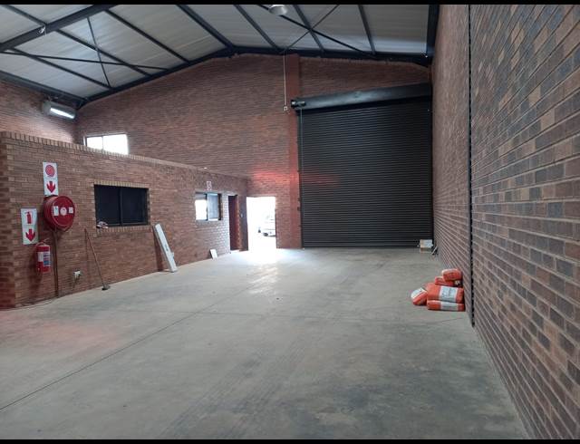 530M² WAREHOUSE TO LET IN POMONA