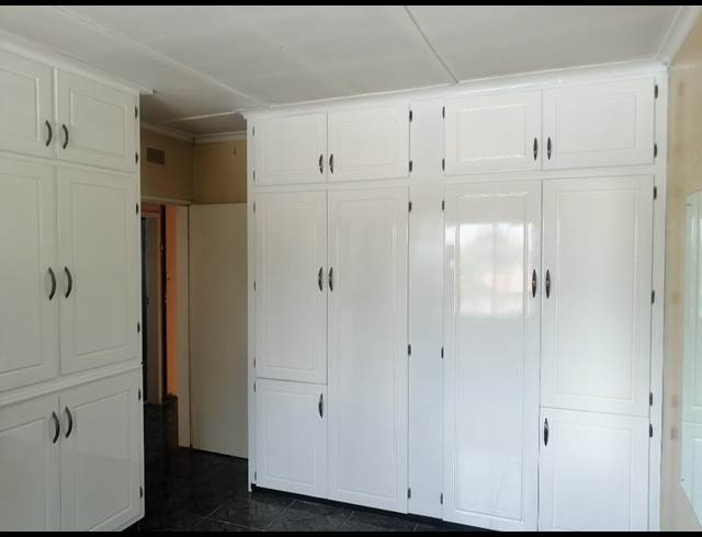 2 bed property to rent in CROWN GARDENS