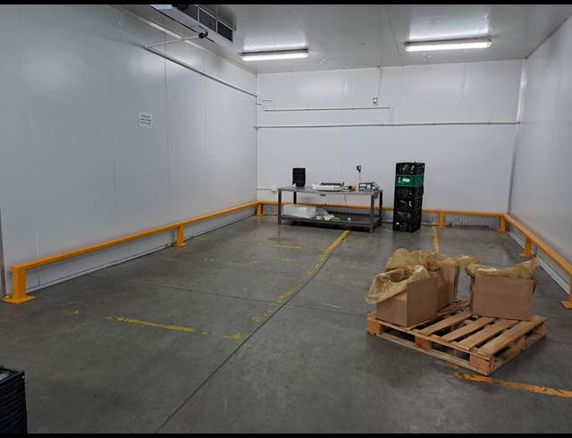 1,040M² FACTORY TO LET IN POMONA