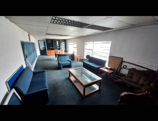 2,300M² SHOWROOM TO LET IN ANDERBOLT