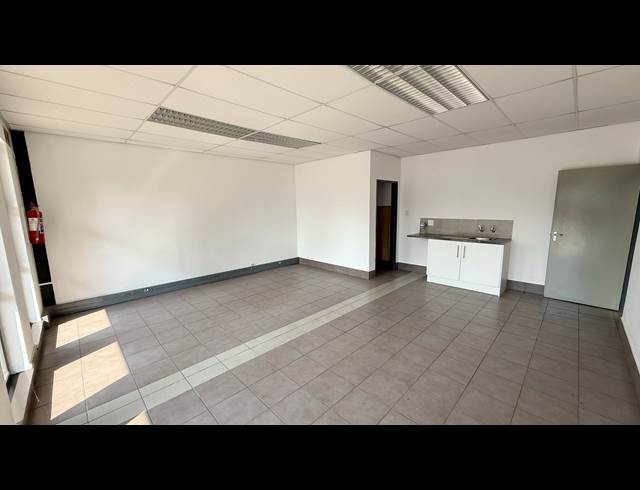 284.20M² WAREHOUSE TO LET IN DRIEHOEK
