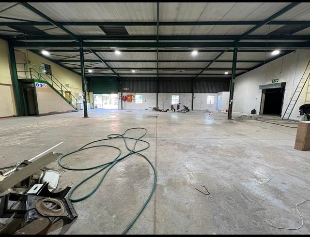 1,060M² WAREHOUSE TO LET IN GATEWAY INDUSTRIAL PARK