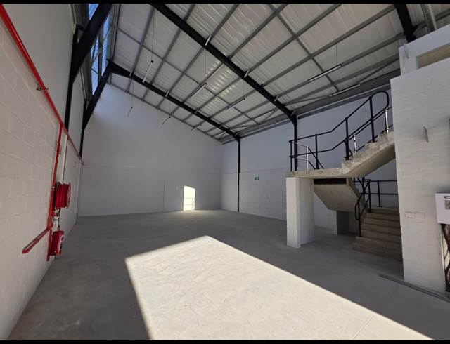 500M² WAREHOUSE TO LET IN SOMERSET WEST CENTRAL