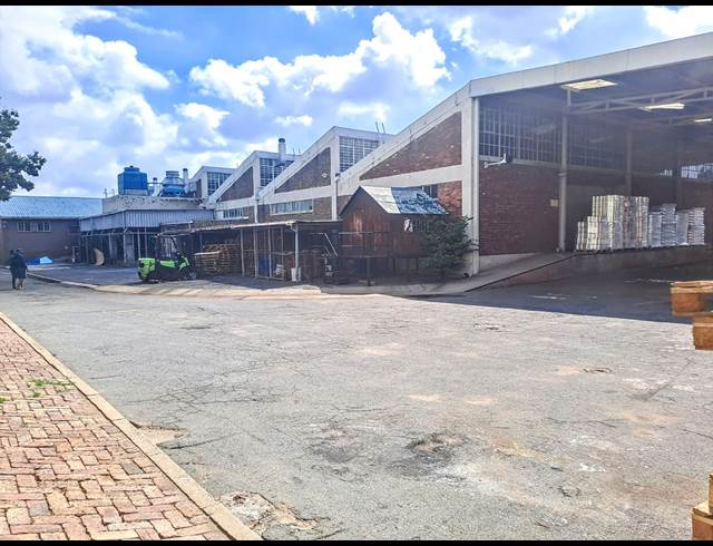 1,100M² WAREHOUSE TO LET IN LONGDALE