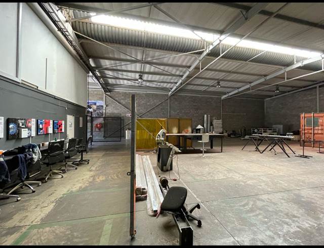 620M² WAREHOUSE TO LET IN LASER PARK