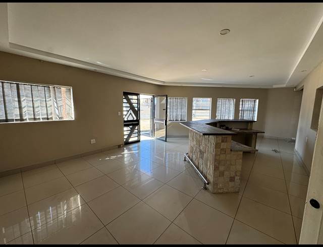 1,200M² WAREHOUSE TO LET IN ROODEPOORT CENTRAL