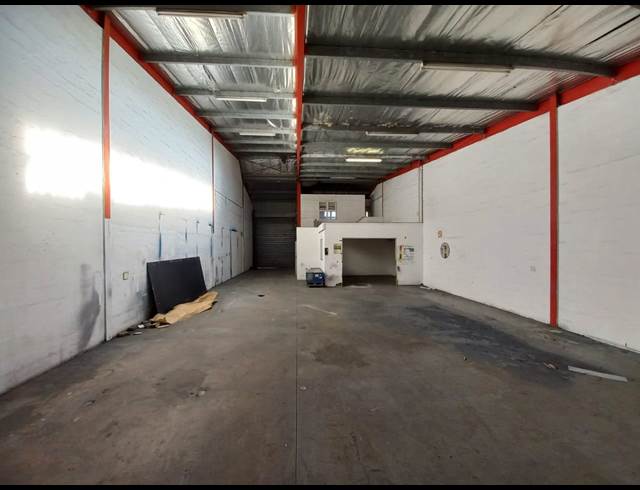 270M² WAREHOUSE TO LET IN SPRINGFIELD