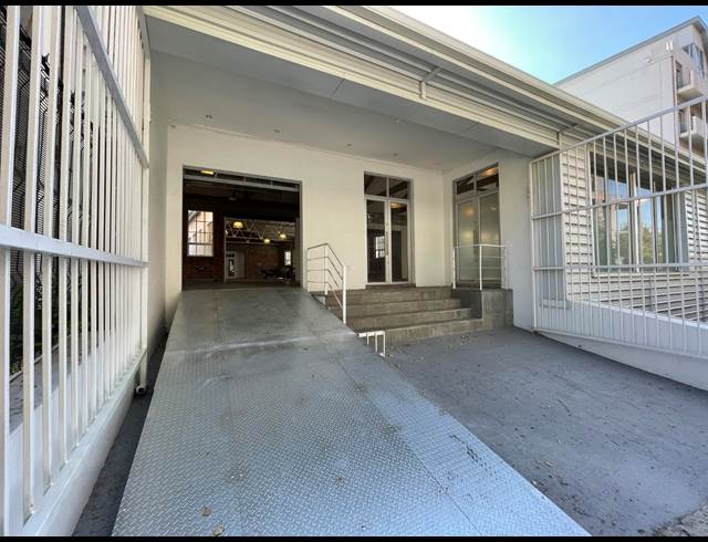 930M² SHOWROOM TO LET IN GARDENS
