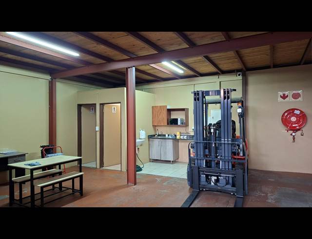 138M² WAREHOUSE TO LET IN RIVERSIDE PARK