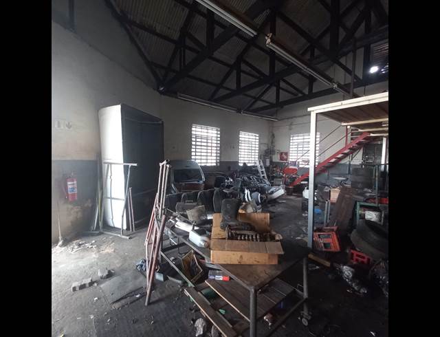 280M² WAREHOUSE TO LET IN CITY & SUBURBAN