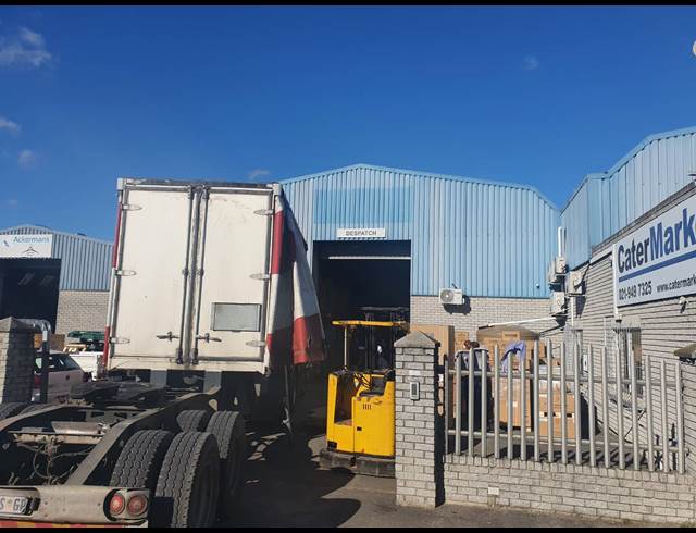1,115M² FACTORY RENTED IN TRIANGLE FARM