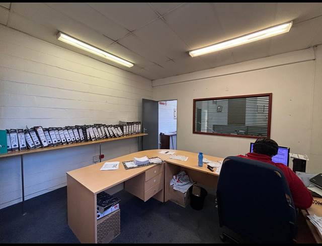 1,951M² FACTORY TO LET IN MAITLAND