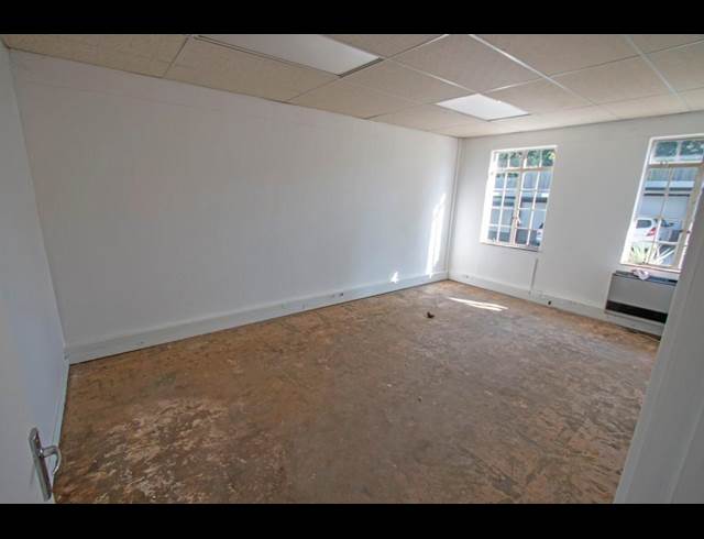 1,049M² INDUSTRIAL YARD TO LET IN HALFWAY HOUSE