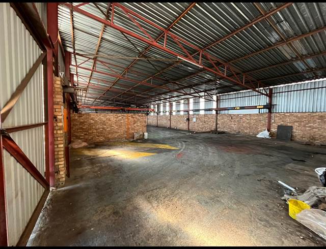600M² WAREHOUSE TO LET IN VULCANIA