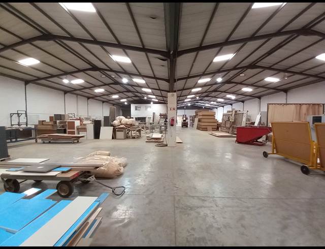 1,428M² FACTORY TO LET IN STIKLAND INDUSTRIAL