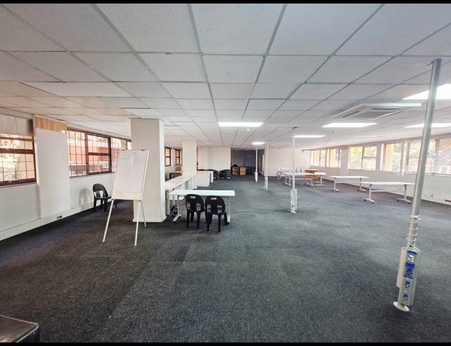 130M² OFFICE TO LET IN HOUGHTON ESTATE