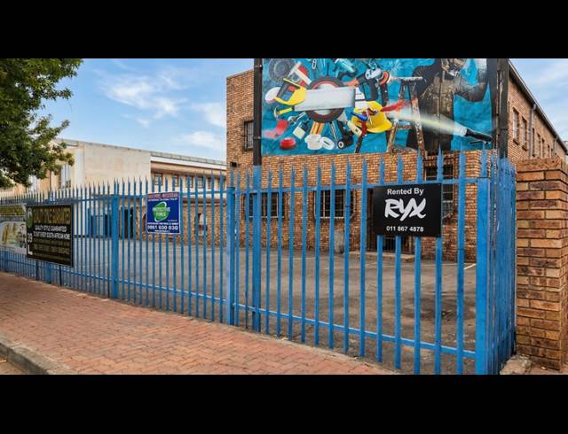 106M² BUILDING TO LET IN BOOYSENS