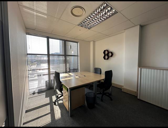 43M² CO-WORKING SPACE TO LET IN DIE HOEWES
