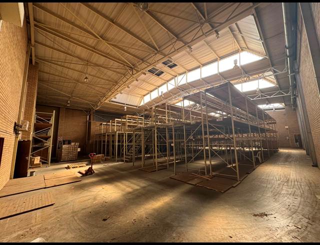 950M² WAREHOUSE TO LET IN CROWN