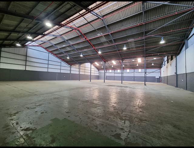 1,200M² WAREHOUSE TO LET IN TRIANGLE FARM