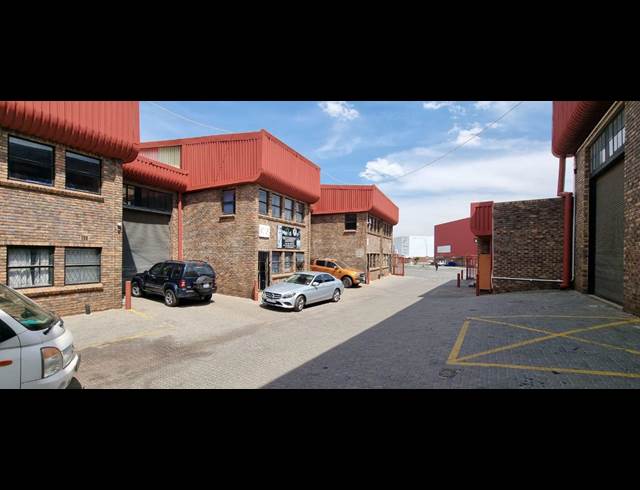 473M² WAREHOUSE TO LET IN VILLAGE MAIN