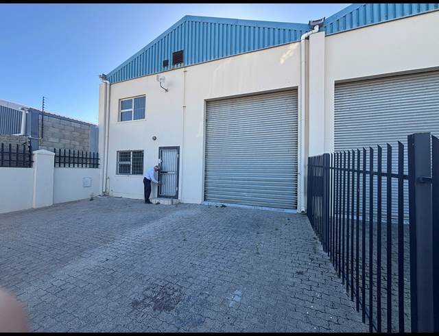 275M² WAREHOUSE TO LET IN STRAND INDUSTRIA