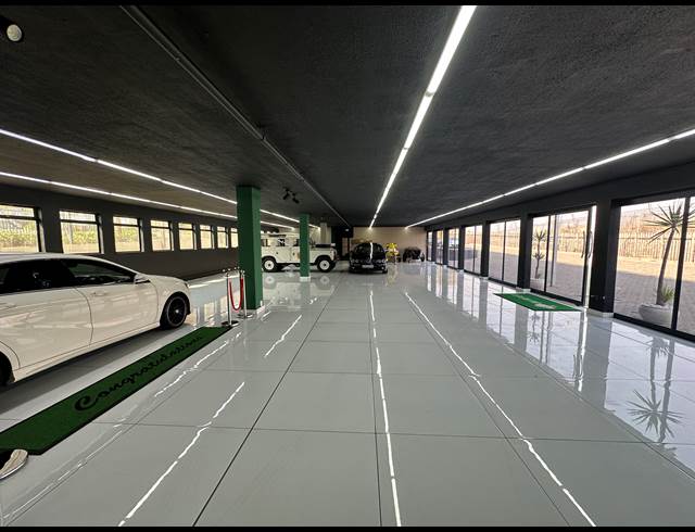 1,350M² SHOWROOM TO LET IN WYNBERG