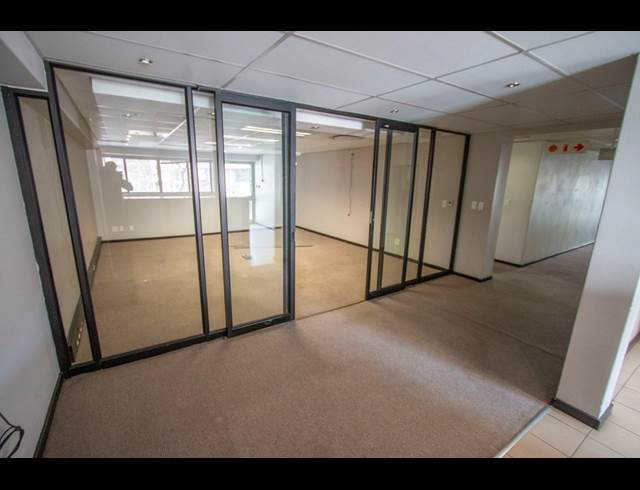 2,359M² WAREHOUSE TO LET IN HALFWAY HOUSE