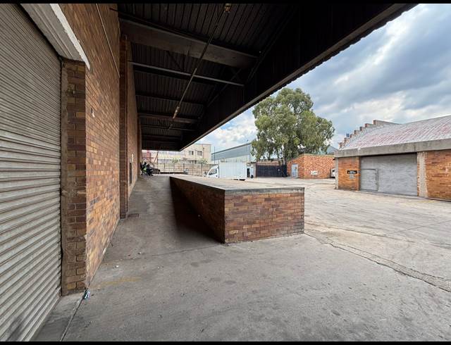 1,043M² WAREHOUSE TO LET IN HENVILLE