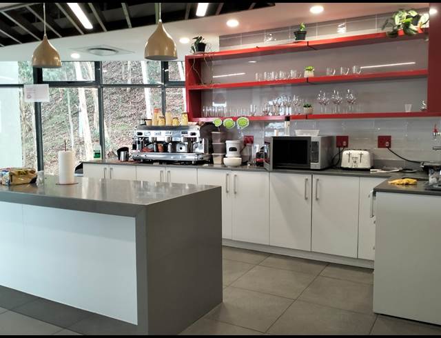 23M² SERVICED OFFICE TO LET IN PLATTEKLOOF