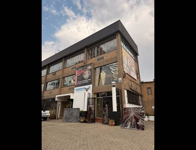 1,200M² SHOWROOM TO LET IN KRAMERVILLE