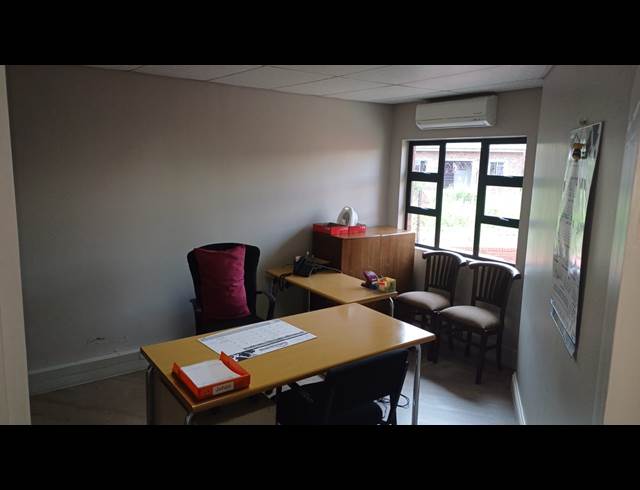 20M² SERVICED OFFICE TO LET IN ROCKY DRIFT