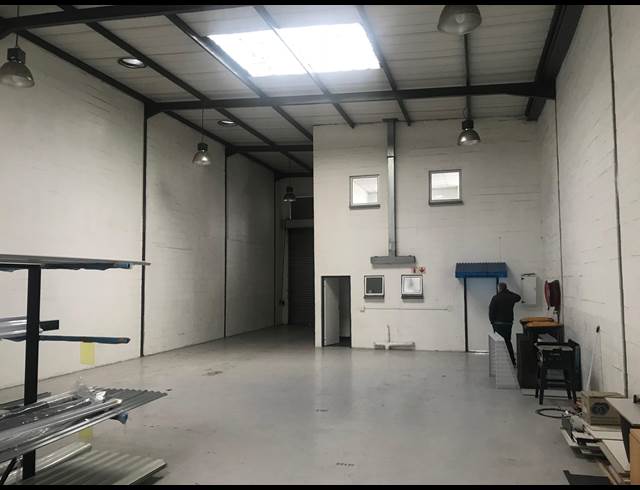 299M² WAREHOUSE TO LET IN STIKLAND INDUSTRIAL