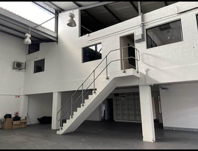 429M² WAREHOUSE TO LET IN WESTLAKE
