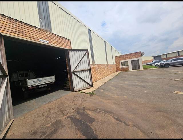 600M² WAREHOUSE TO LET IN VULCANIA