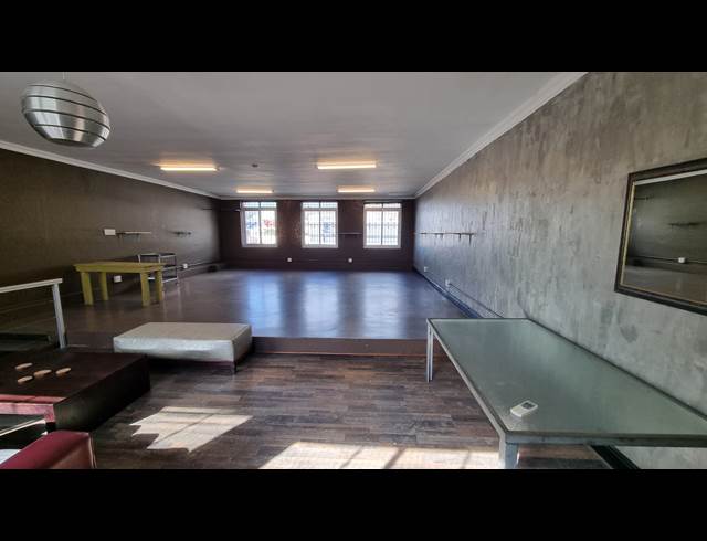 75M² BUSINESS TO LET IN WOODSTOCK