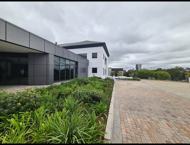3,817M² OFFICE TO LET IN VORNA VALLEY
