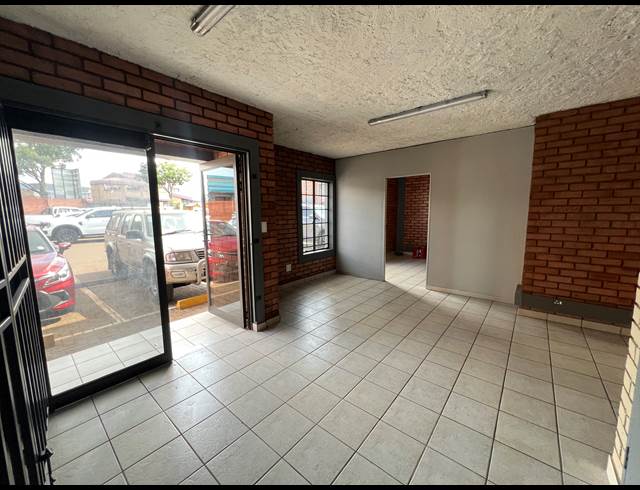 267M² WAREHOUSE TO LET IN HENNOPSPARK INDUSTRIAL