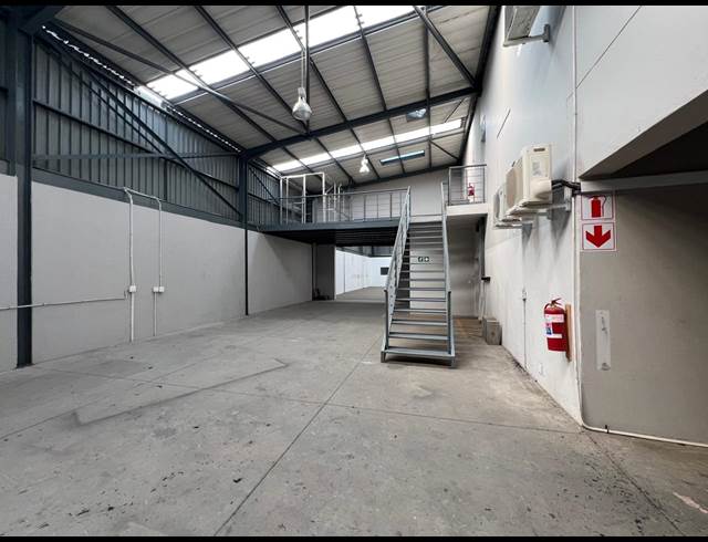 450M² WAREHOUSE TO LET IN NORTH RIDING