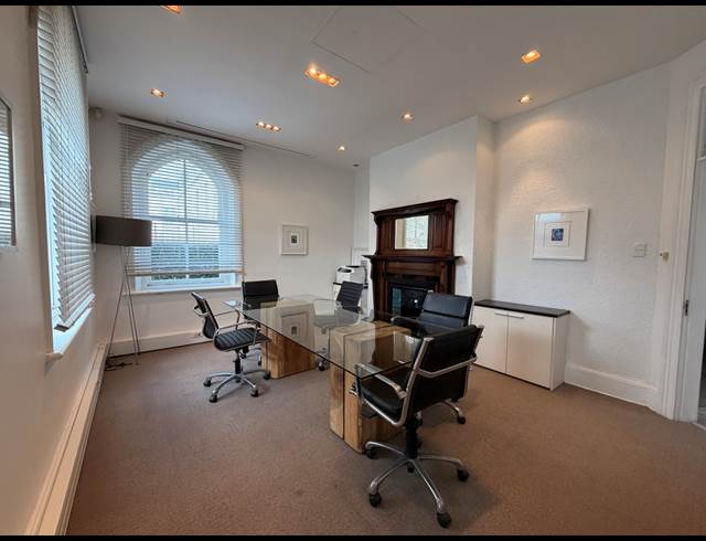 217M² OFFICE TO LET IN WATERFRONT