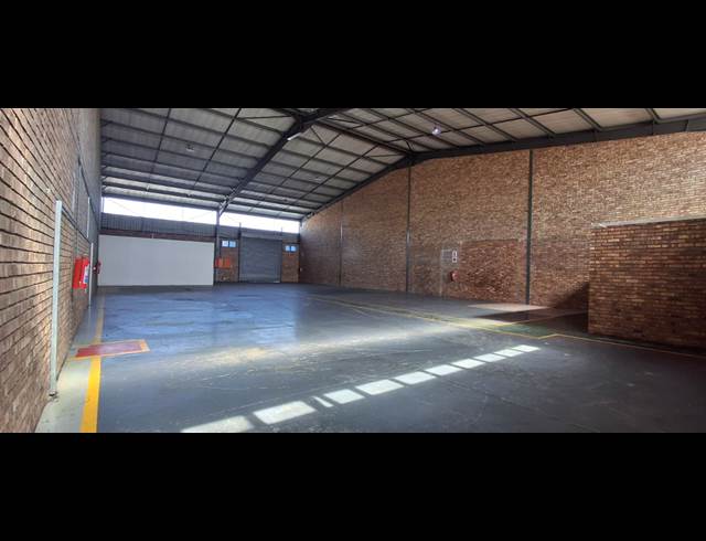 496M² BUILDING TO LET IN BOKSBURG EAST