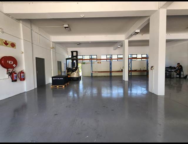 1,135M² WAREHOUSE TO LET IN MAXMEAD