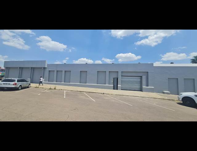 2,283M² WAREHOUSE TO LET IN RUSTENBURG CENTRAL