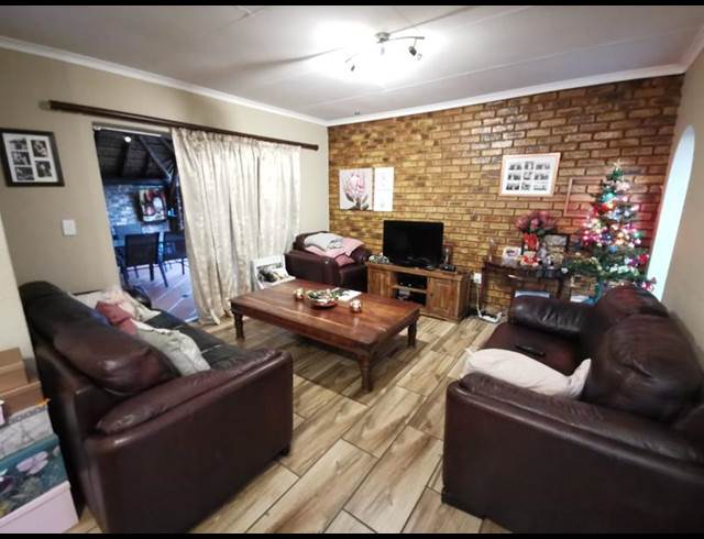 3 BEDROOM PROPERTY TO RENT IN GOLF PARK