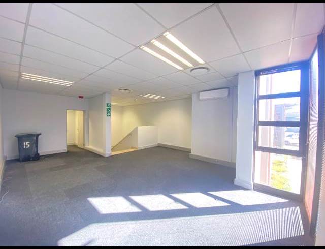 302M² WAREHOUSE TO LET IN STIKLAND INDUSTRIAL
