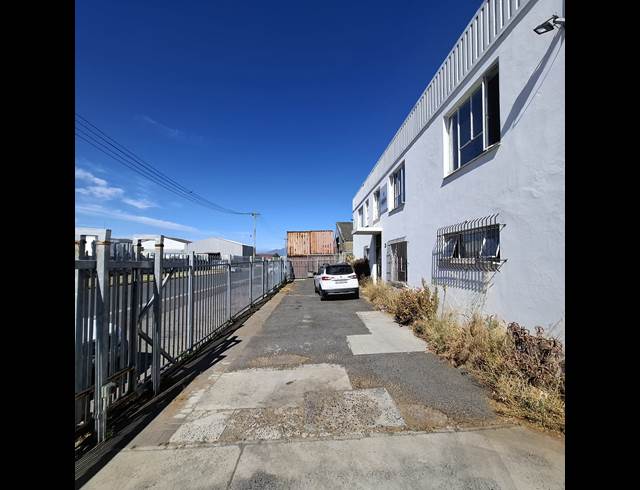 1,300M² WAREHOUSE TO LET IN STIKLAND INDUSTRIAL