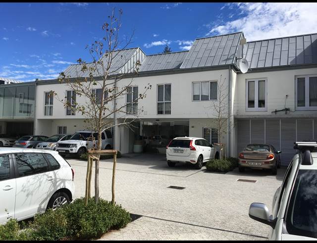 179M² OFFICE RENTED IN PINELANDS